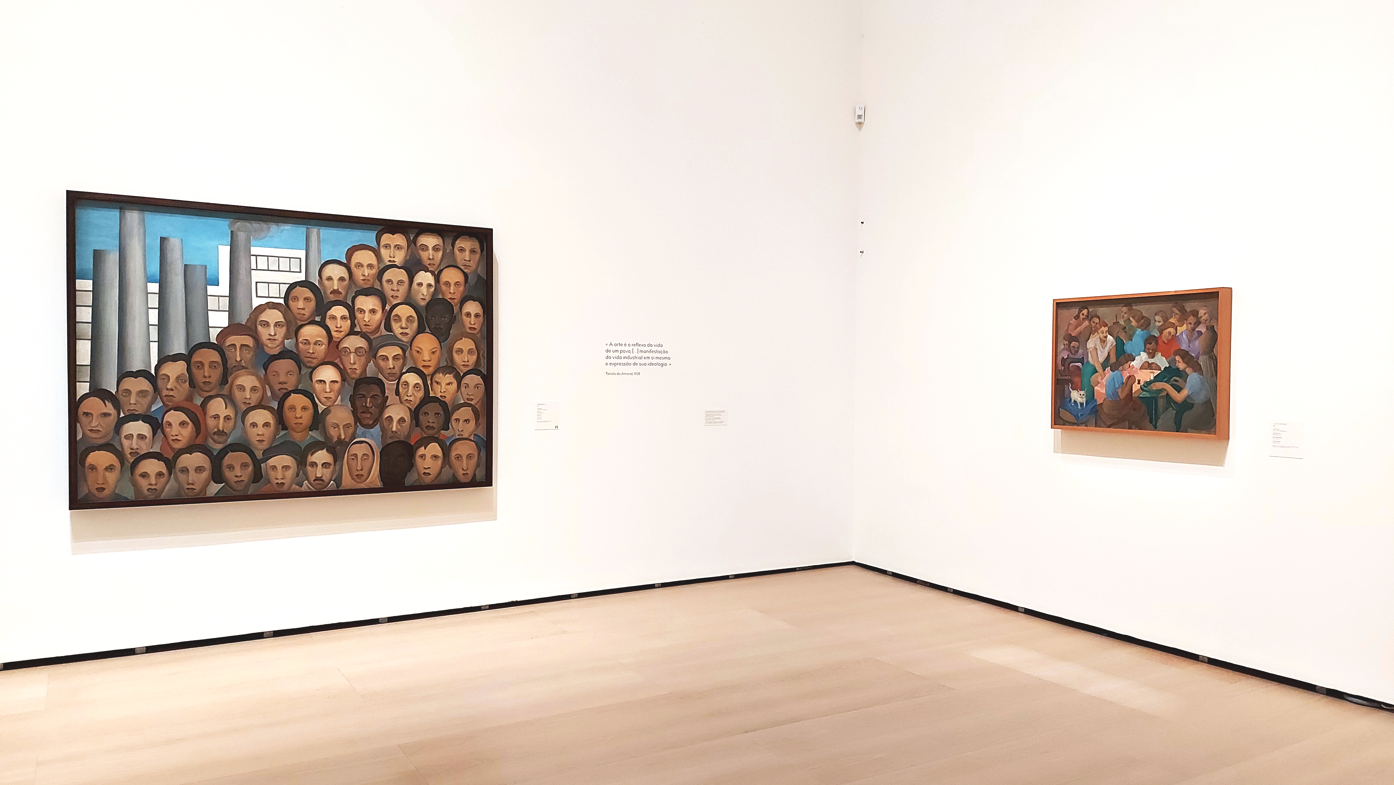 Vista com obras de Tarsila na exposição, em Bilbao
