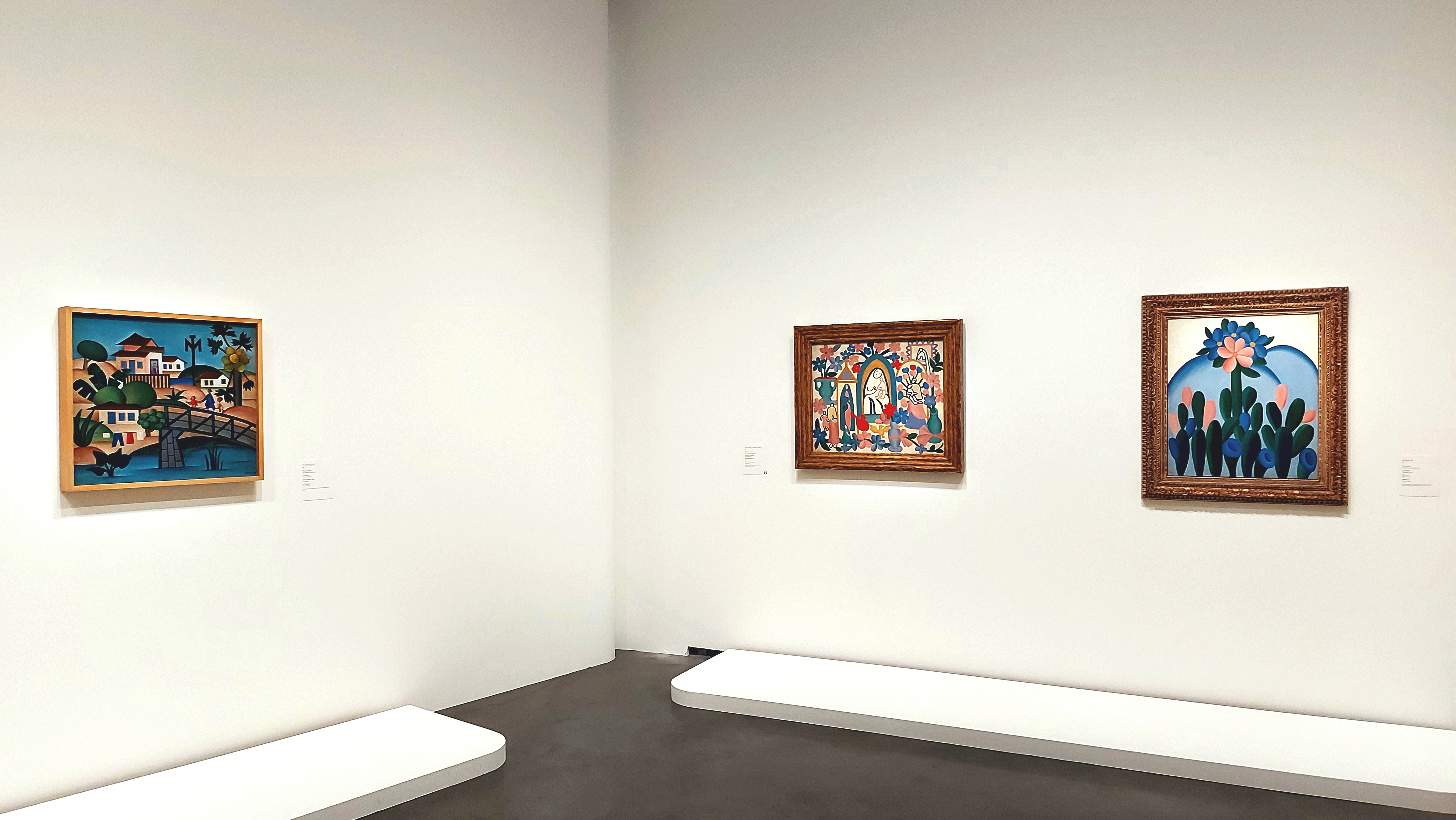 Vista com obras de Tarsila na exposição, em Bilbao