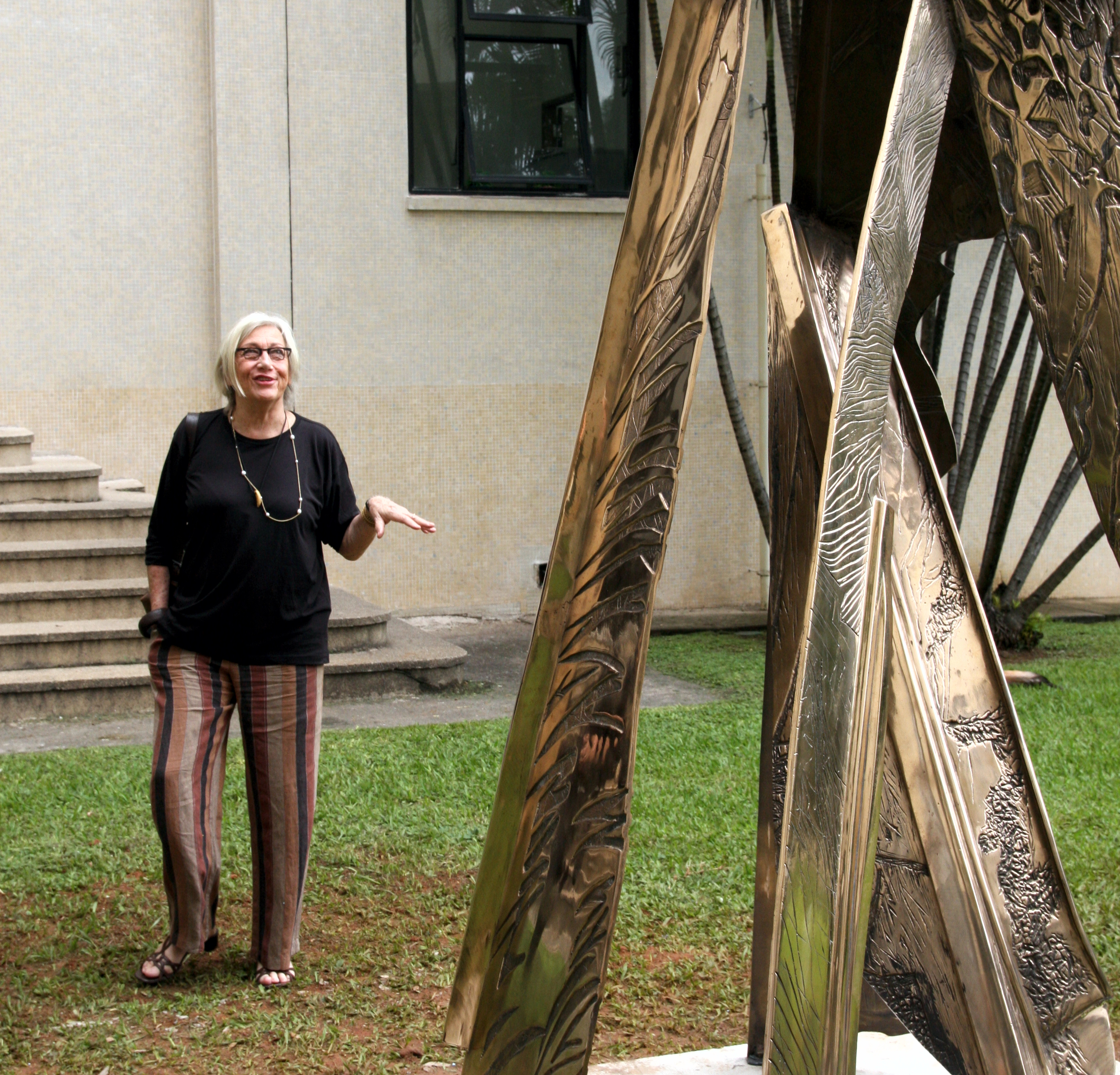 Foto de detalhe da obra 'O Descobrimento (Navegar é preciso...)' e da artista Maria Bonomi.