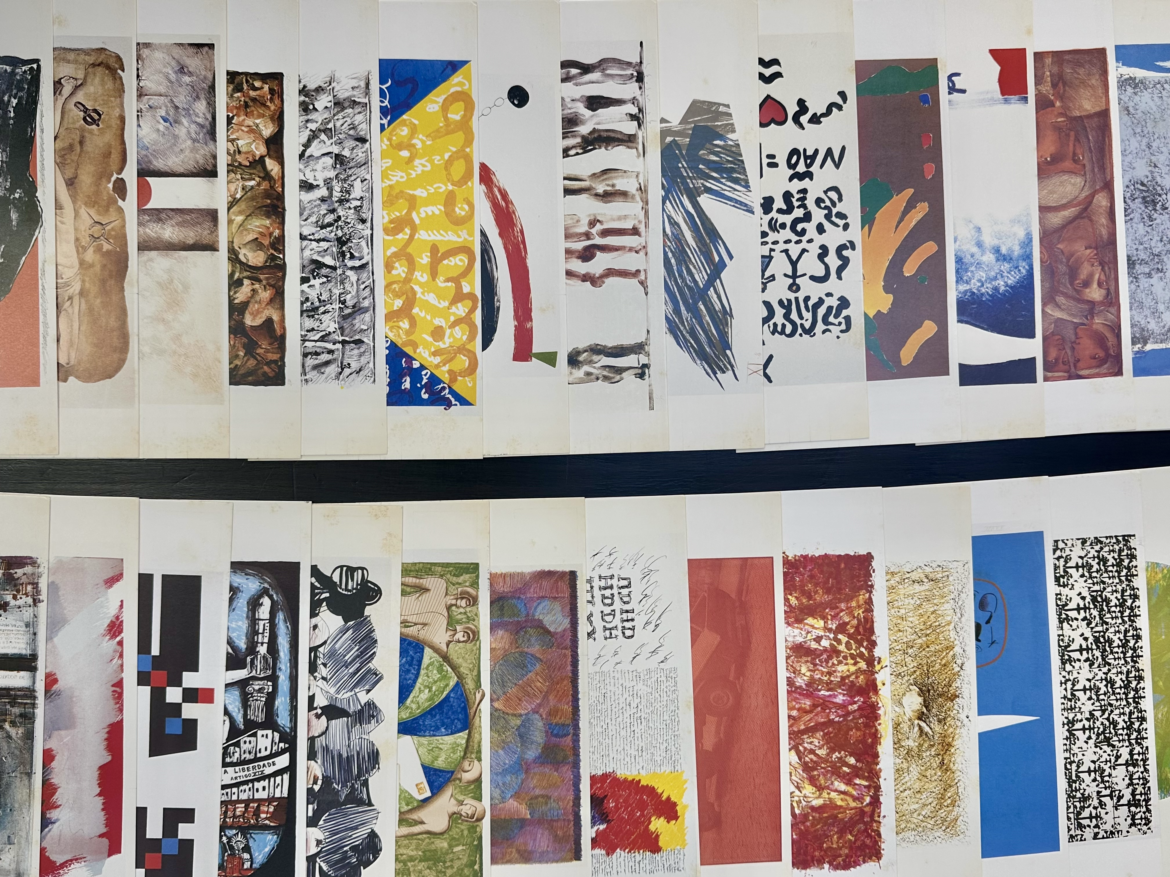 Cartões postais produzidos em parceria com o Fundo Social de São Paulo com as 30 obras da exposição