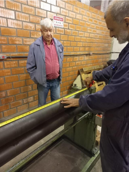 Técnico medindo o reator exclusivo para consolidação polimérica
