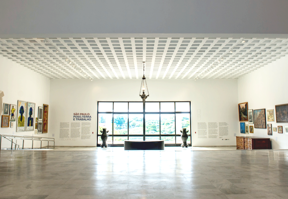 Foto de exposição no hall nobre do Palácio dos Bandeirantes