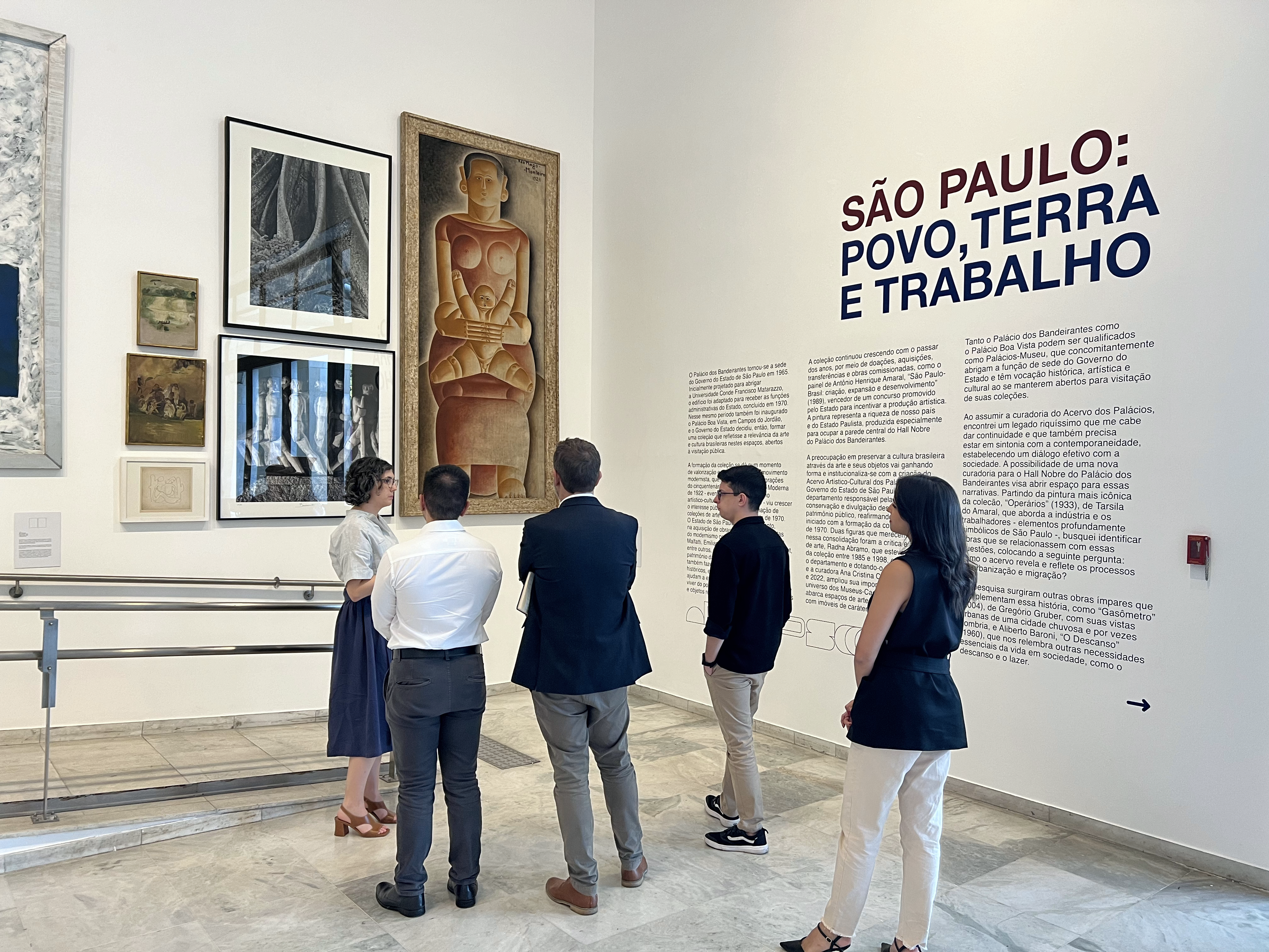 Foto de exposição no hall nobre do Palácio dos Bandeirantes