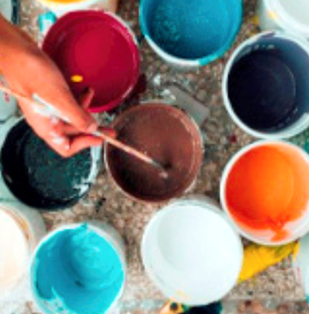 Foto de latas de tintas coloridas