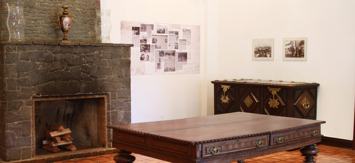 Foto de móveis da exposição - Memória do Lugar