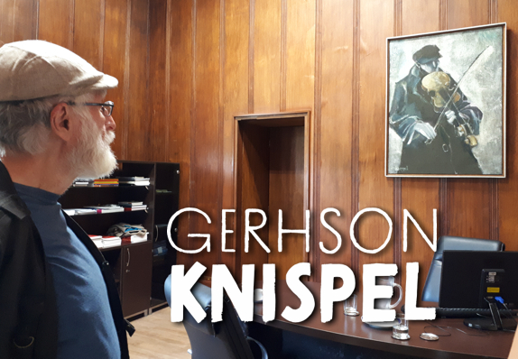 Foto de Gershon Knispel observando a obra Violino