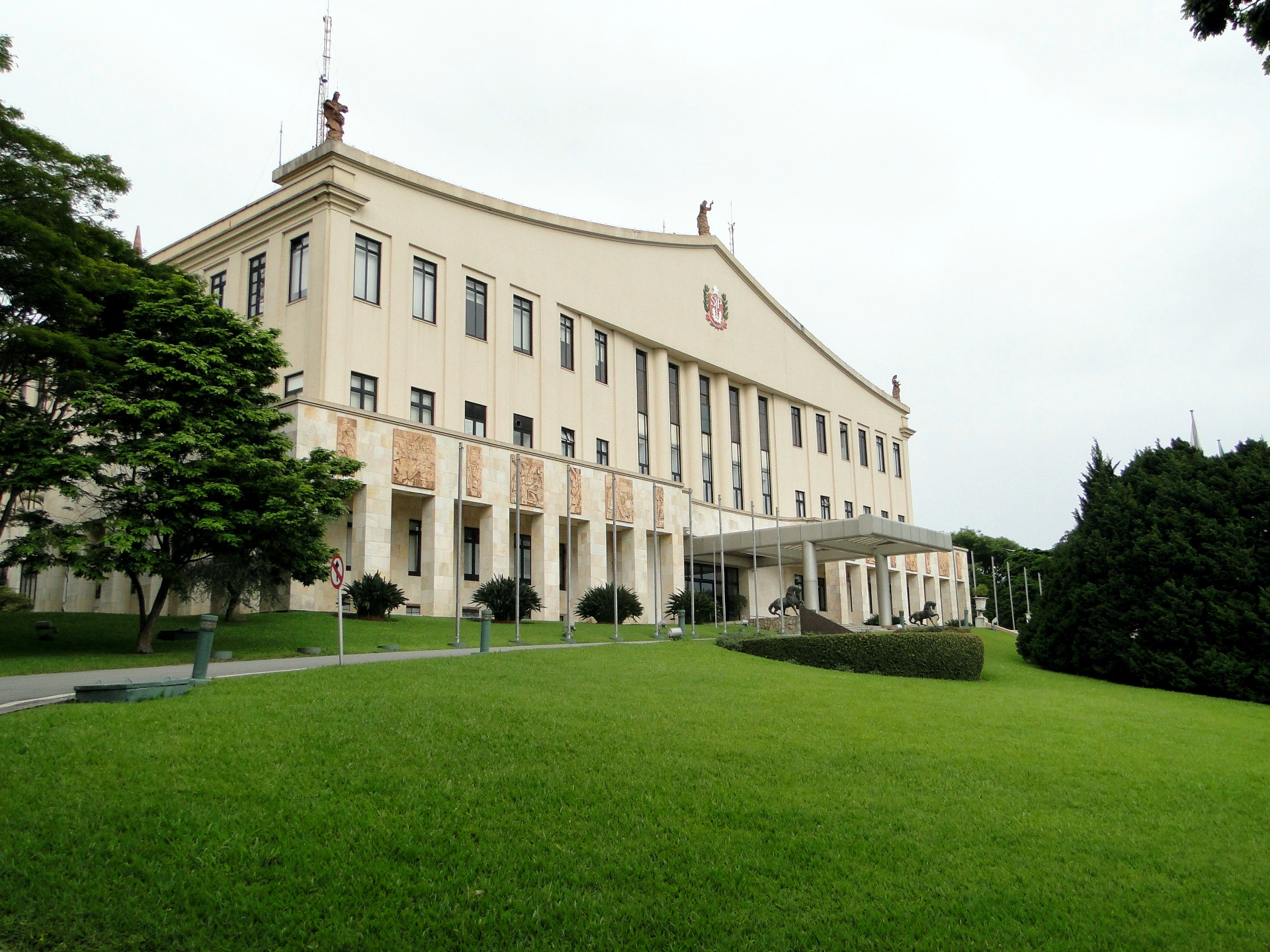 Foto da fachado do Palácio dos Bandeirantes
